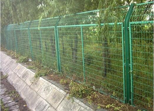 內(nèi)蒙古選購(gòu)綠色鐵絲網(wǎng)應(yīng)該注意哪些問題?