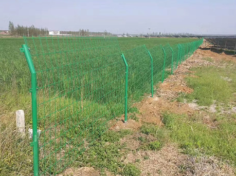 甘肅圈地圍欄網(wǎng)采用雙邊護(hù)欄還是框架護(hù)欄比較好？